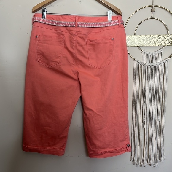 gloria vanderbilt • all around slimming effect skimmer belted capri jeans - Picture 2 of 10